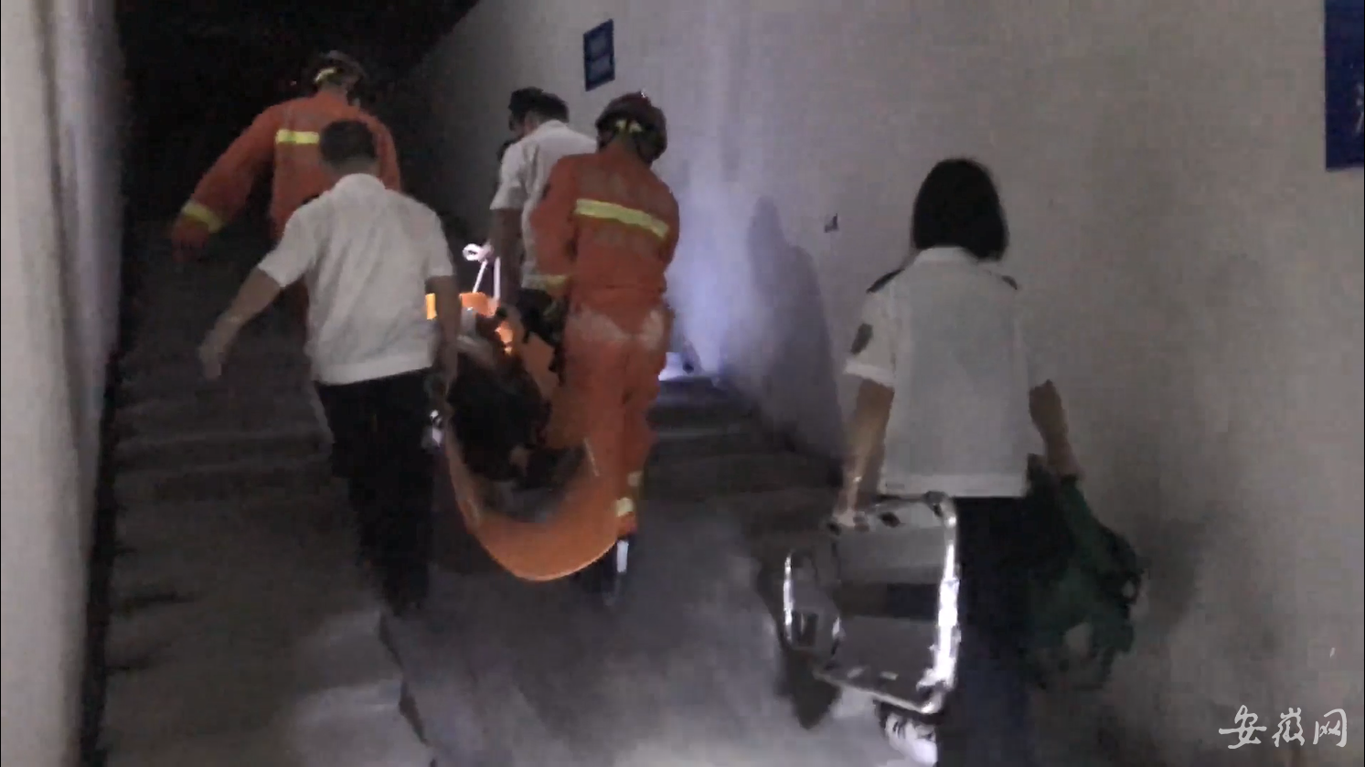 芜湖：两人聚会后商场散步 不慎失足开云网站 Kaiyun开云坠入通风管道(图2)