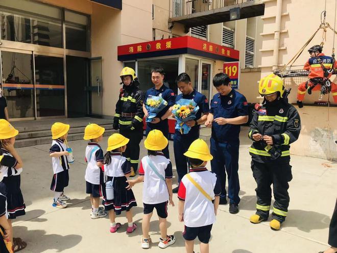 开云网站 Kaiyun开云痛心！两个孩子从29楼坠落通风管道悲剧为儿童安全警钟敲响！(图4)