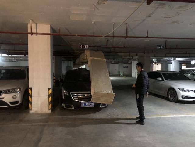 通风Kaiyun网址 开云管道从天降砸了引擎盖车主犯了难：到底谁负责？