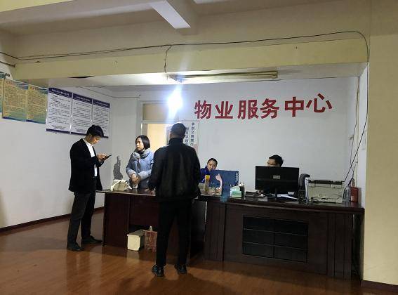 通风Kaiyun网址 开云管道从天降砸了引擎盖车主犯了难：到底谁负责？(图5)