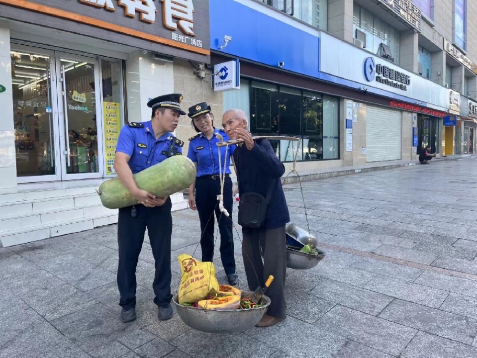 开云kaiyun官方网站让市民心里“乐开了花” 湖南娄底城管“三向发力”优化营商环境(图4)