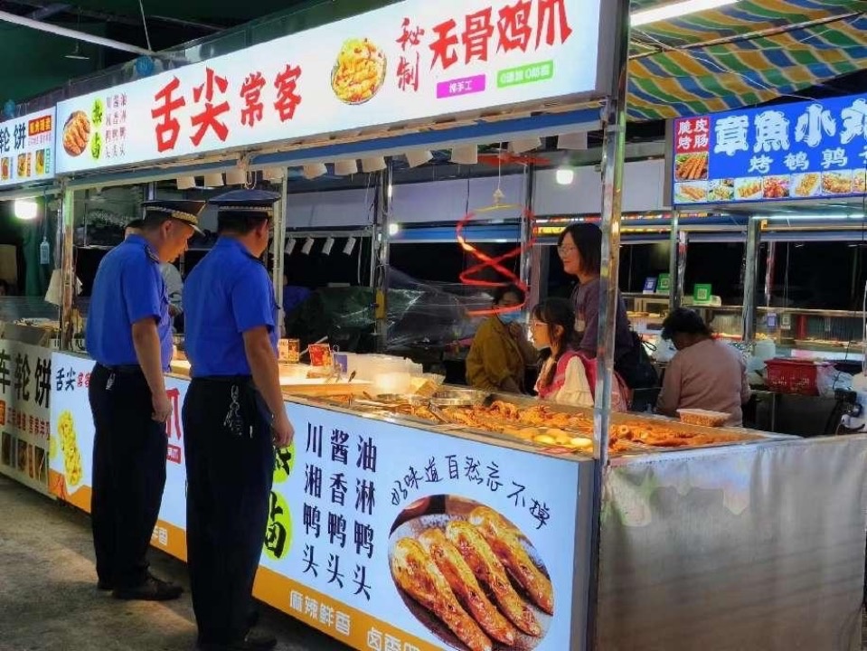 开云kaiyun官方网站让市民心里“乐开了花” 湖南娄底城管“三向发力”优化营商环境(图3)