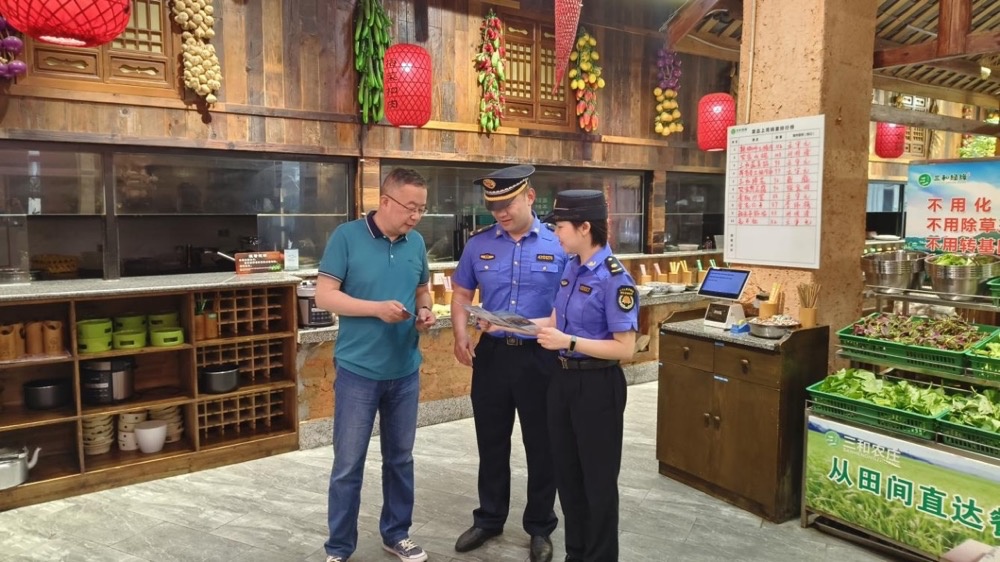 开云kaiyun官方网站让市民心里“乐开了花” 湖南娄底城管“三向发力”优化营商环境(图2)