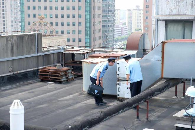开云kaiyun官方网站困扰周边居民的油烟问题解决了十年老店何去何从？(图2)